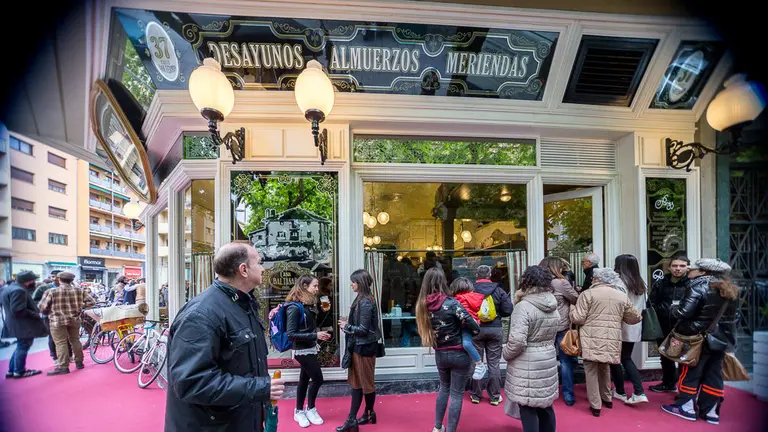Apertura de un nuevo establecimiento del 'Panadero de Eugui' en la calle Carlos III de Pamplona (06). IÑIGO ALZUGARAY