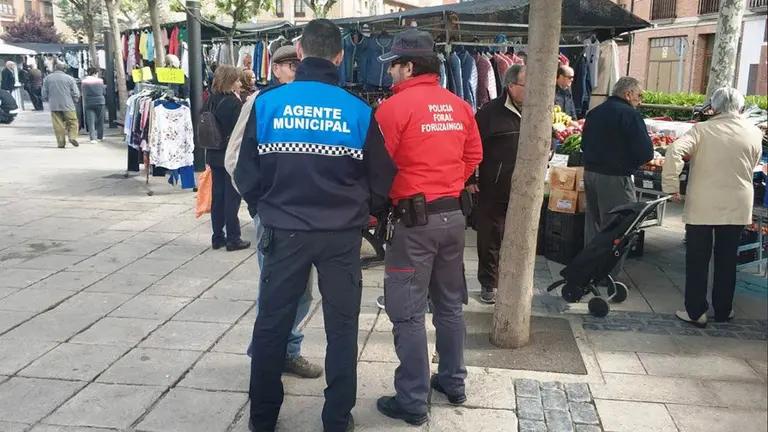 Agentes de la Policía Foral y de la Policía Municipal durante unas labores de vigilancia en el mercadillo de Lodosa POLICÍA FORAL