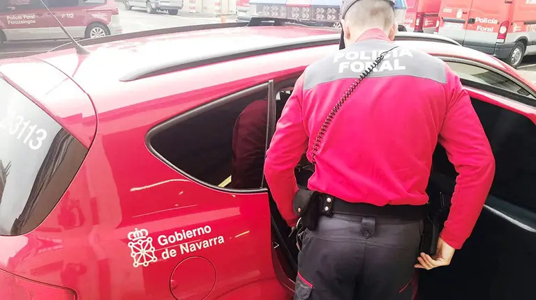 La Policía Foral traslada a un detenido al calabozo POLICÍA FORAL