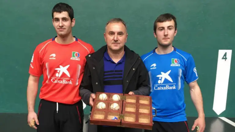 Erasun y Bakaikoa con el seleccionador de material. Asegarce.