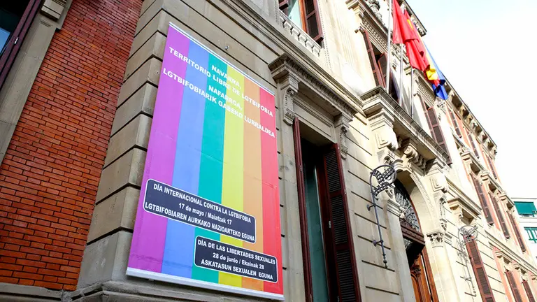 El Parlamento de Navarra se adhiere a la celebración del día contra la LGTBIfobia PARLAMENTO DE NAVARRA