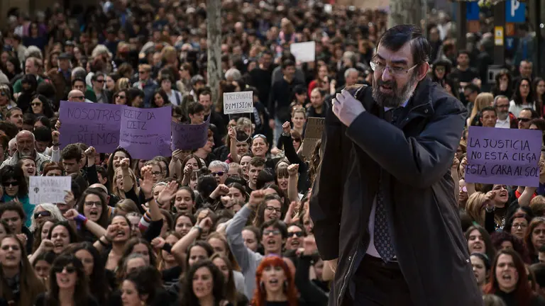 Montaje con el juez del voto particular en la sentencia de La Manada, Ricardo González, y una manifestación rechazando esta sentencia. IÑIGO ALZUGARAY PABLO LASAOSA