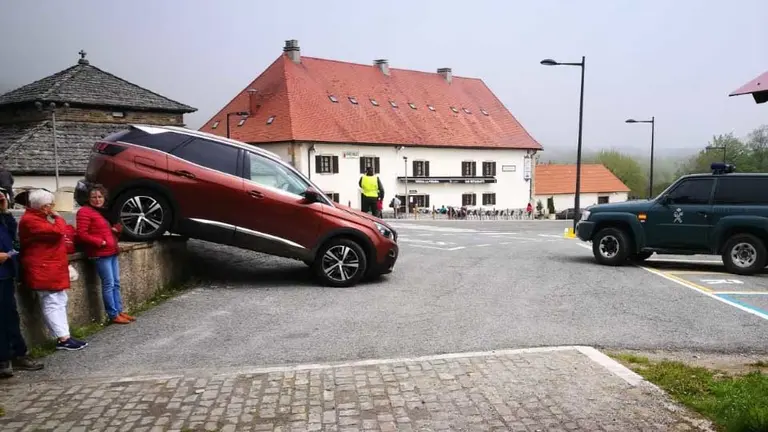Vehículo francés que ha sufrido una salida de vía en Roncesvalles GUARDIA CIVIL 2