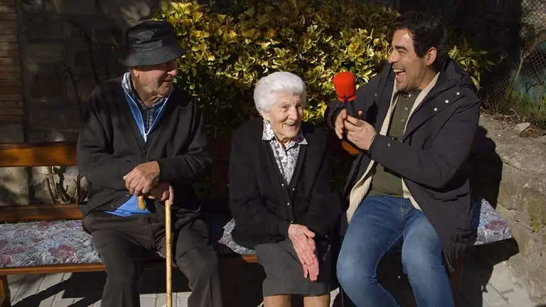 Pablo Chiapella a su paso por un pueblo navarro en el programa Paisano RTVE