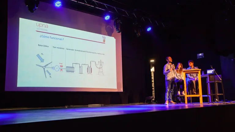 Los tres investigadores de la UPNA, durante la charla que ofrecieron en el bar Zentral de Pamplona