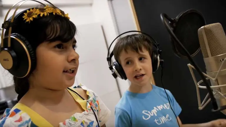 Fragmento de 'Un mar de girasoles', el videoclip lanzado por EducARTE