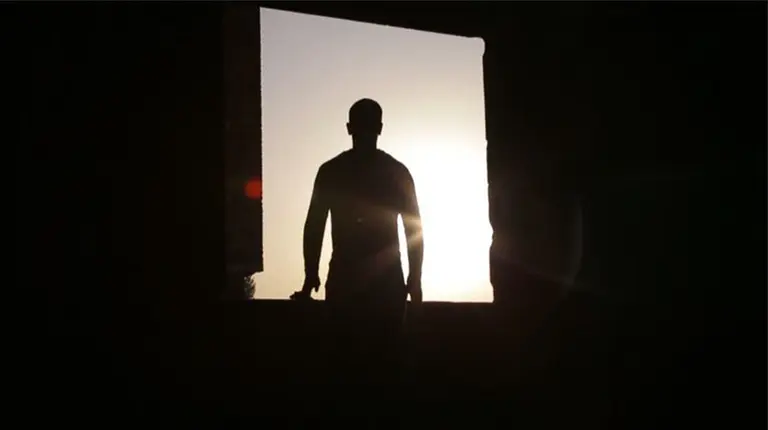 Imagen de un hombre acercándose a una ventana abierta situada en la planta baja de una casa ARCHIVO 1