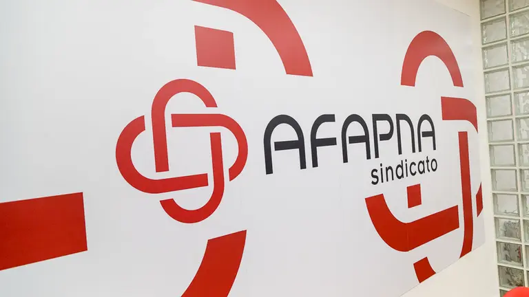 Representantes de AFAPNA explican las razones por las que apoyan la manifestación del 2 de junio contra la política lingüística del Gobierno de Navarra (01). IÑIGO ALZUGARAY