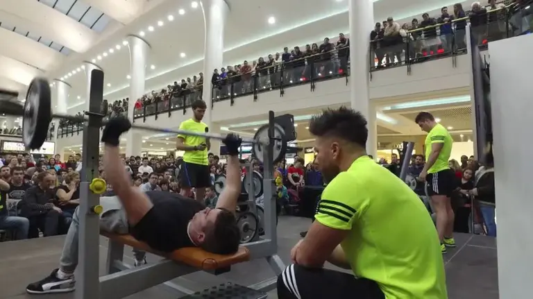 Celebración del primer campeonato de Press Banca organizado por Onfitness en el centro comercial La Morea CEDIDA 1