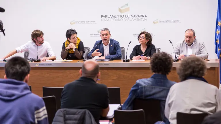 El vicepresidente de Derechos Sociales, Miguel Laparra, acompañado de representantes del cuatripartito explica el paso a la gestión pública de determinados servicios (04). IÑIGO ALZUGARAY