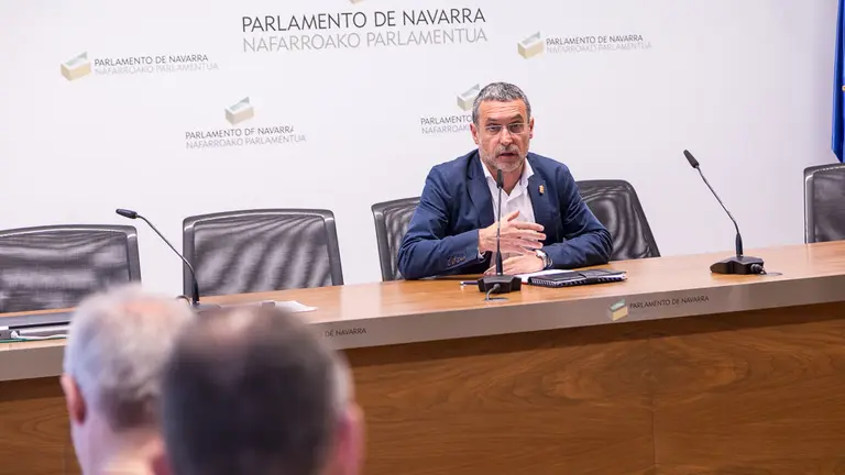 El vicepresidente de Derechos Sociales, Miguel Laparra, acompañado de representantes del cuatripartito explica el paso a la gestión pública de determinados servicios (14). IÑIGO ALZUGARAY