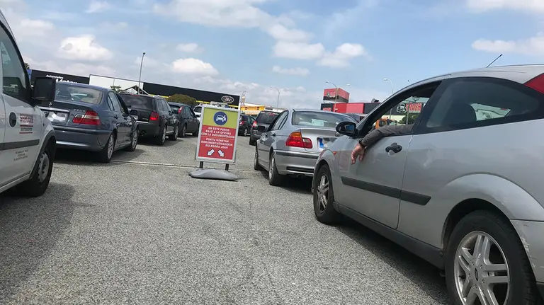 Colas en el centro de la ITV de Noáin ante la incertidumbre de los conductores por los cambios que entran en vigor en las inspecciones desde la próxima semana NAVARRACOM 1