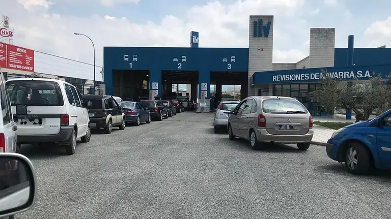 Colas en el centro de la ITV de Noáin ante la incertidumbre de los conductores por los cambios que entran en vigor en las inspecciones desde la próxima semana NAVARRACOM 2