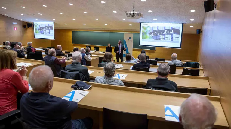 A* Jes&uacute;s GarzaronF* 2018_05_17T* Conferencia de Germ&aacute;n Jover a accionistas de CaixaBankL* MUN, Pamplona