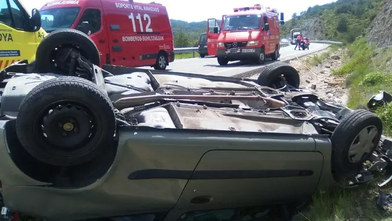 Estado del vehículo que ha volcado en Nagore TWITTER