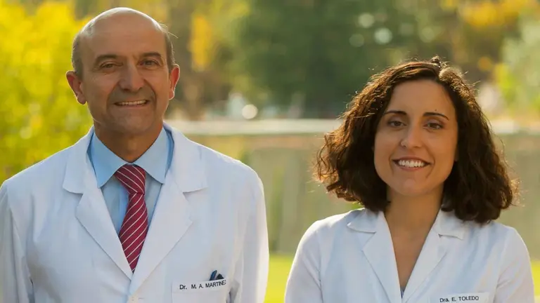 Estefanía Toledo, coinvestigadora principal del proyecto, junto a Miguel Ángel Martínez-González, director del estudio PREDIMED plus