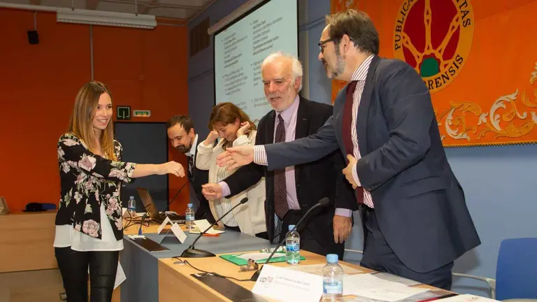 La ganadora, Irati Vicente, recoge su premio