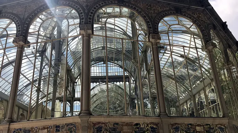 El palacio de Cristal y la intervención de la artista Nayri Baghramian 