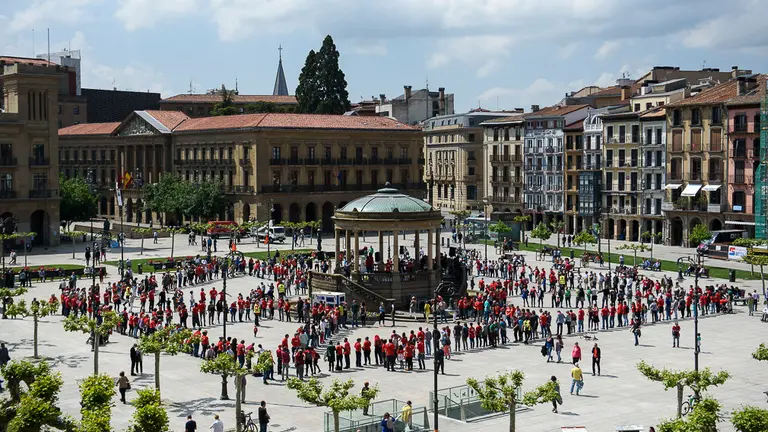 El colectivo Gure Esku Dago (GED) construye un mosaico popular con la imagen del escudo de Navarra en la Plaza del Castillo. PABLO LASAOSA01