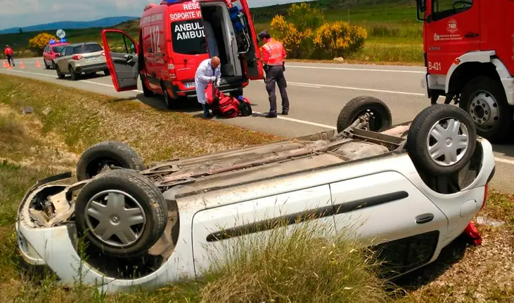 El estado en el que ha quedado el vehículo volcado en Beire PF