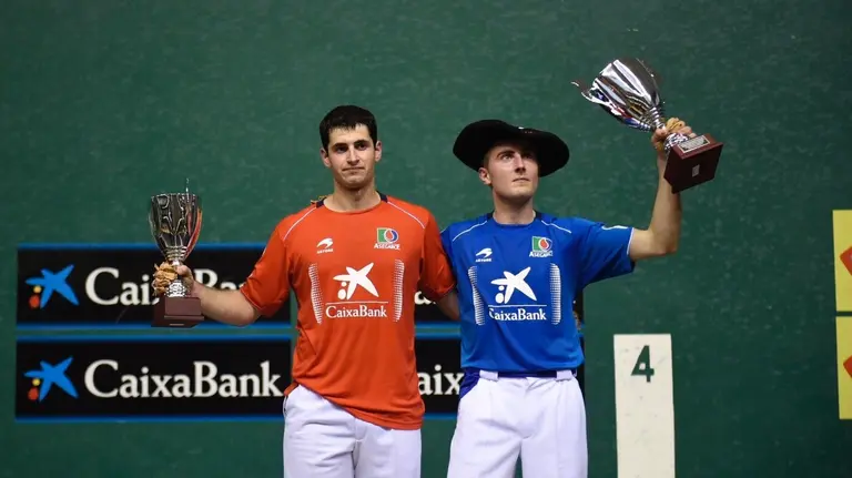 Erasun y Bakaikoa con sus trofeos tras la final de segunda o promoción en el Labrit. Pablo Lasaosa.
