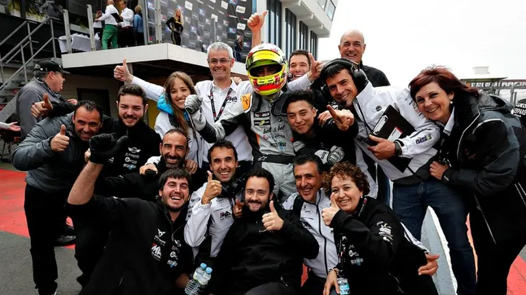 Azcona celebra el trofeo con su equipo.