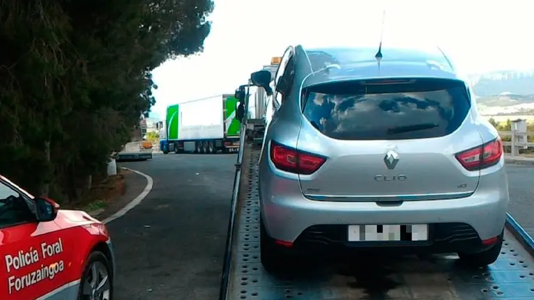 El coche robado que fue interceptado este pasado lunes en Olite. POLICÍA FORAL