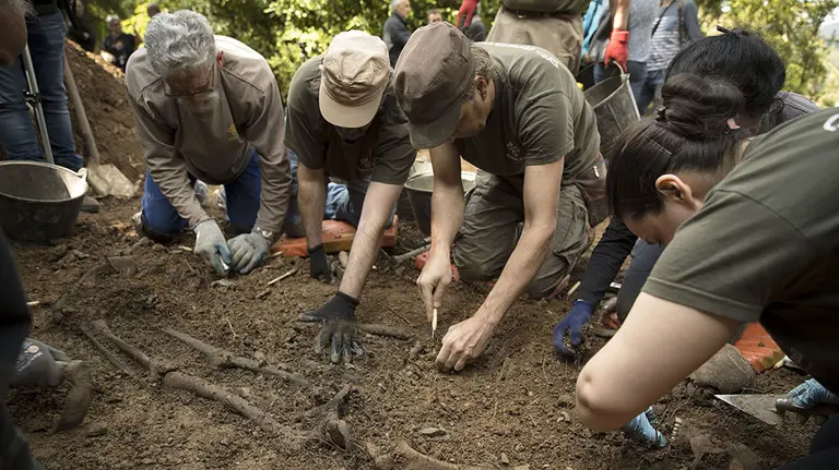 Varias personas trabajan en el proceso de exhumación de los restos encontrados en Leranoz de dos víctimas de la fuga de San Cristónal GOBIERNO DE NAVARRA