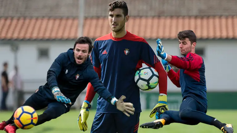 Los porteros de Osasuna (de izda a dcha) Manu Herrera, Sergio Herrera y Juan Pérez. PABLO LASAOSA ÍÑIGO ALZUGARAY