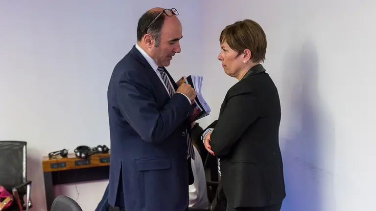 La presidenta del Gobierno de Navarra, Uxue Barkos, explica en comisión parlamentaria la situación en la que se encuentra la confianza de los empresarios navarros (16). IÑIGO ALZUGARAY