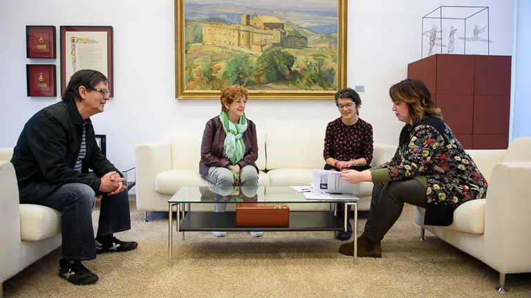 Representantes del Foro Social presentan a Ainhoa Aznárez, las conclusiones del IV Foro Social. PABLO LASAOSA01