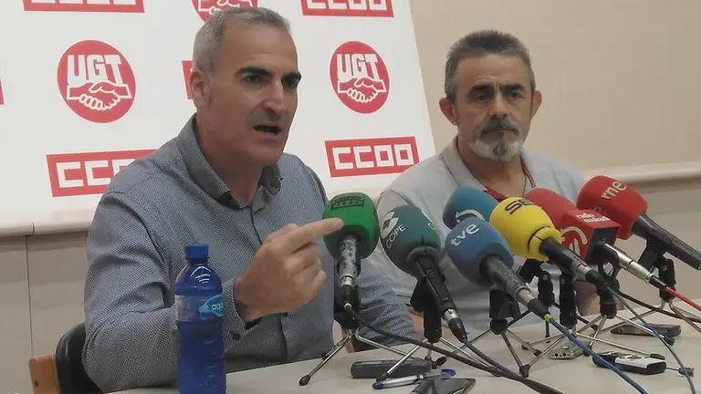 Alfredo Morales y Eugenio Duque, responsables de UGT y CCOO en Volkswagen, valoran el acuerdo presupuestario de UPN y Mariano Rajoy y las medidas que conllevará para Navarra. EUROPA PRESS