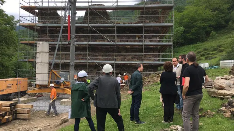 La visita institucional durante las obras de restauración de la torre de Ibero de Leiza, pertenecientes al conjunto histórico que incluye las ruinas de la antigua ferrería medieval GOBIERNO DE NAVARRA 1