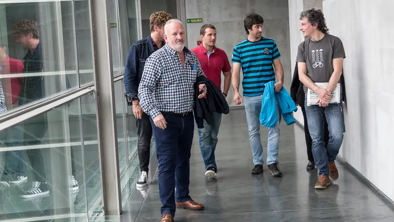 Sesión de trabajo en el Parlamento en la que los alcaldes de ayuntamientos afectados por obras en el túnel de Belate exponen la situación (04). IÑIGO ALZUGARAY