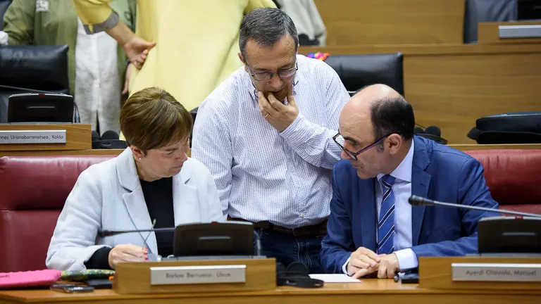 Rafael Eraso (c) habla con la presidenta Uxue Barkos (i) y Manu Ayerdi. PABLO LASAOSA