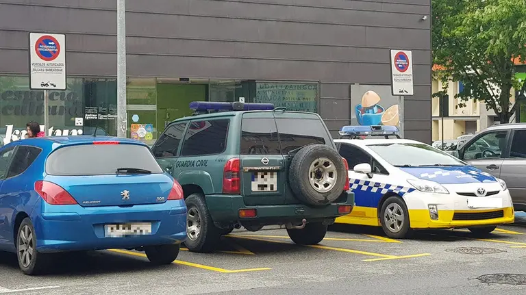 Un coche patrulla de la Guardia Civil junto a otro coche de la Policía Municipal de Berriozar Foto GUARDIA CIVIL