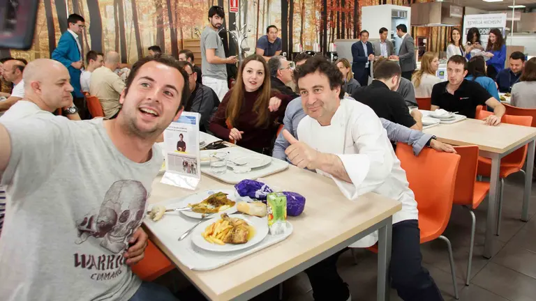 El integrante del jurado de ‘Masterchef’, durante una instantánea tomada junto a varios trabajadores de la fábrica.