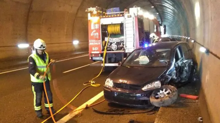 Los bomberos retiran los restos del coche accidentado en el túnel de la autovía A-1 a la altura de Alsasua BOMBEROS DE NAVARRA