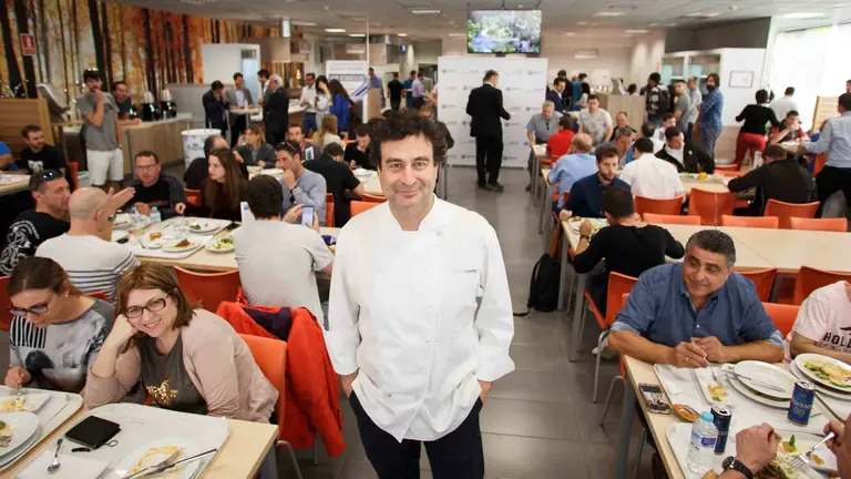 Pepe Rodríguez, en el centro del comedor de Volkswagen Navarra.