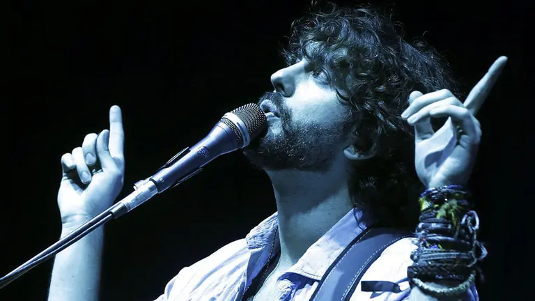 El cantante pamplonés Mikel Izal durante una actuación con su grupo en Madrid. EFE.