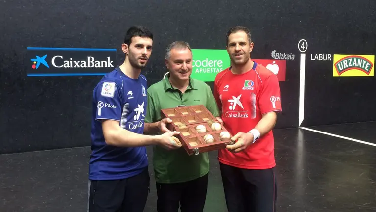 Altuna y Olaizola II en la elecci&oacute;n de material para la final del Manomanista ASEGARCE