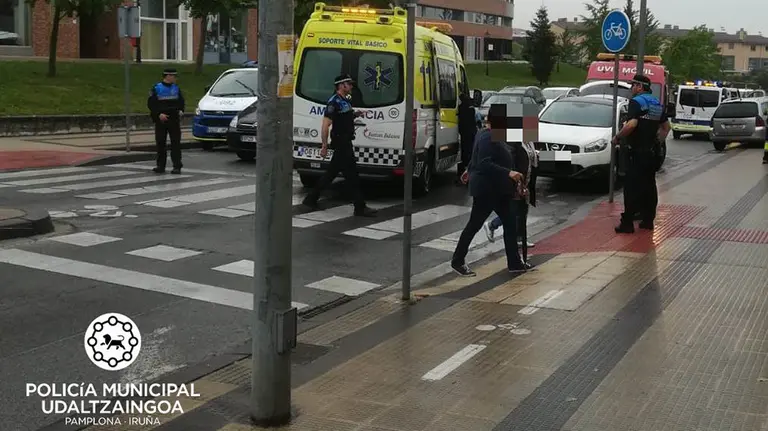 Imagen de la asistencia a una mujer de 79 años que ha sido atropellada en un paso de peatones de la calle Padre Adoain POLICÍA MUNICIPAL DE PAMPLONA