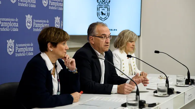 Ana Elizalde, Enrique Maya y María Caballero en rueda de prensa en el ayuntamiento. MIGUEL SANTIAGO03