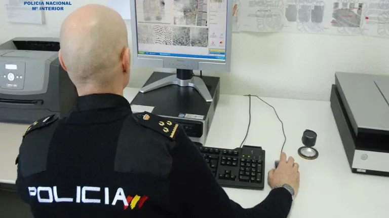 Un agente de la Policía Nacional durante una investigación POLICÍA NACIONAL