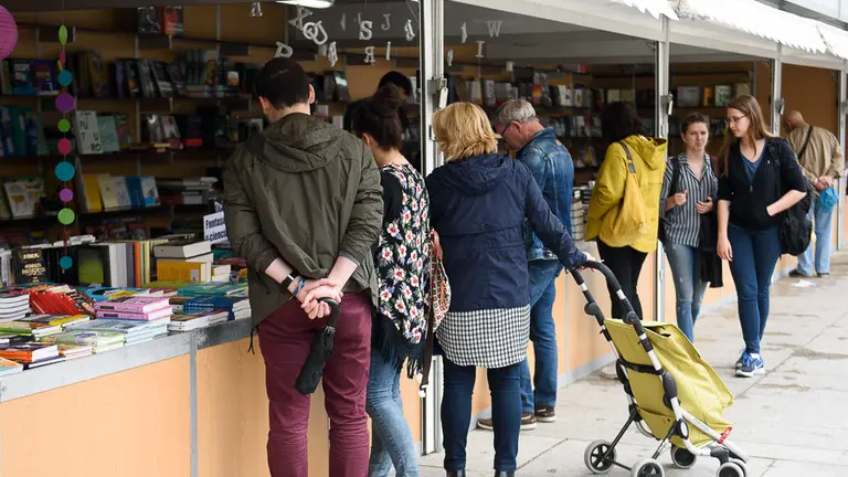 Apertura de la XVII Feria del Libro, que se prolongará hasta el 8 de junio. PABLO LASAOSA 04