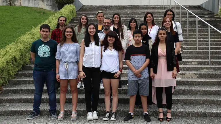 Alumnos de los IES Benjamín de Tudela y Valle del Aragón posando en la UNAV