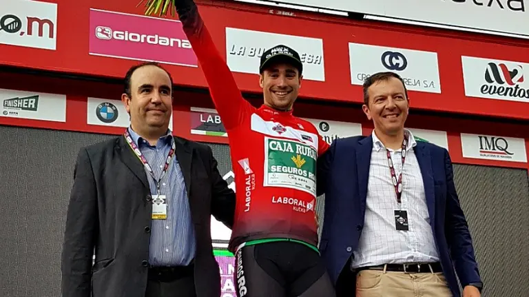Dani Viejo es líder en Azagra. Caja Rural team.
