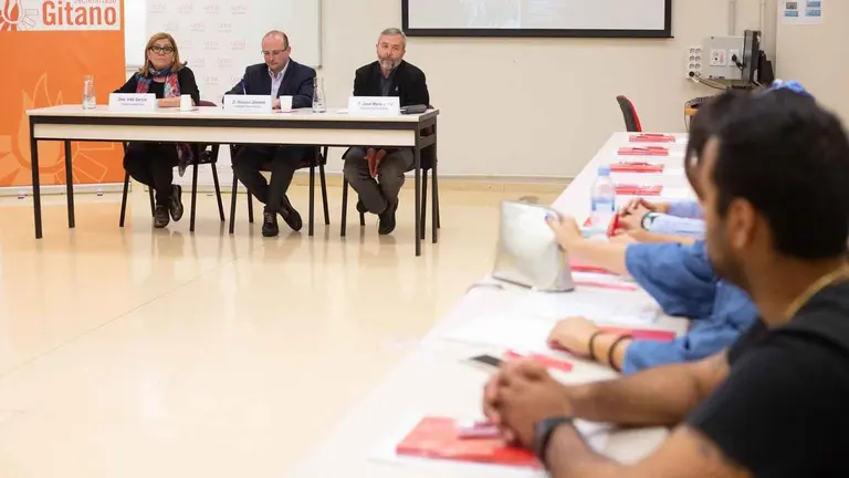 Una de las dos sesiones presenciales del curso para adquirir el Diploma en Intervención Social con la Comunidad Gitana, celebrada este fin de semana en Pamplona