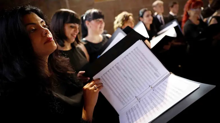 GRAF6224. OLITE (NAVARRA), 26/05/2018.- La Coral de Cámara de Pamplona ha recibido hoy la máxima distinción cultural que concede anualmente el Gobierno de Navarra, el Premio Príncipe de Viana 2018, que reconoce su labor en 72 años de vida y el compromiso mostrado con la música contemporánea y la promoción de autores navarros. En la imagen, la Coral interpreta una de las piezas durante el acto oficial celebrado este año en la iglesia de Santa María Real de Olite. EFE/Villar López