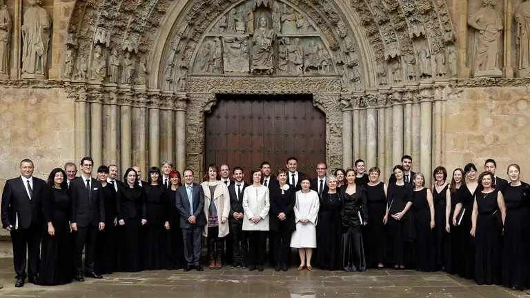 La Coral de Cámara de Pamplona y las principales autoridades navarras posan para los gráficos en el Claustro de la iglesia de Santa María la Real de Olite tras recibir hoy la máxima distinción cultural que concede anualmente el Gobierno de Navarra, el Premio Príncipe de Viana 2018, que reconoce su labor en 72 años de vida y el compromiso mostrado con la música contemporánea y la promoción de autores navarros. EFE/Villar López